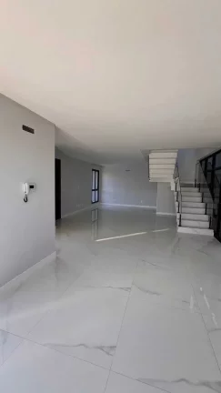 Imagem Sobrado alto padrão com 4 suítes e 2 vagas de garagem em Camboriú/SC