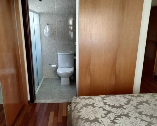 Imagem Vendo Sobrado 280 m² 04 dormitórios. uma suíte, 04 banhos e duas vagas FL38