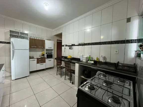 Imagem Cobertura com Potencial para Terraço – 2 Quartos, Sacada e Excelente Localização!