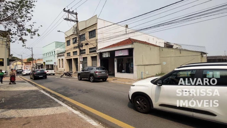 Imagem Terreno na área central da cidade. Utilização Comercial ou Residência. 512,18m2 de área e frente com 12,50 metros. Altíssimo trânsito de veículos