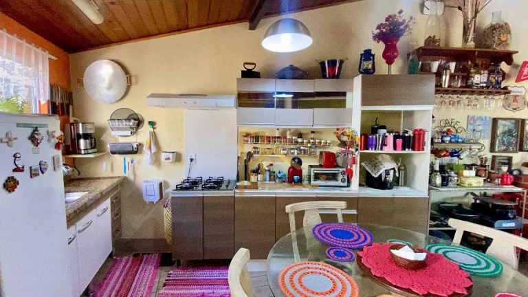 Imagem Aconchegante casa com 3 quartos em condomínio Clube, com Vista Perene Para a Mulher de Pedras em Vargem Grande Teresópolis-RJ.