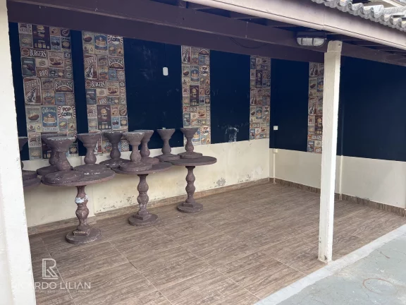 Imagem Casa com um dormitório, sala, cozinha, banheiro, churrasqueira e canil com vários boxes