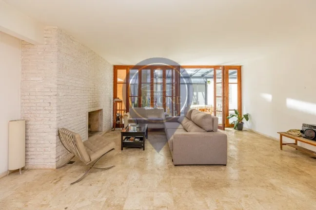 Imagem Casa de luxo na Vila Madalena: 4 quartos, 4 suítes, 2 salas, 6 banheiros, 2 vagas, 376m² - São Paulo-SP.