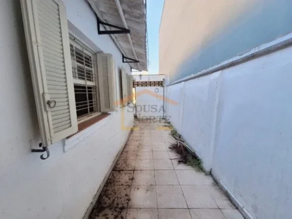 Imagem Casa térrea, 131m², 3 dormitórios, sala de TV, banheiro, lavanderia, armários nos dormitórios e...