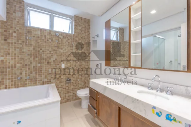 Imagem Apartamento reformado com 230m² em Higienópolis, 3 quartos (1 suíte) e 2 vagas.