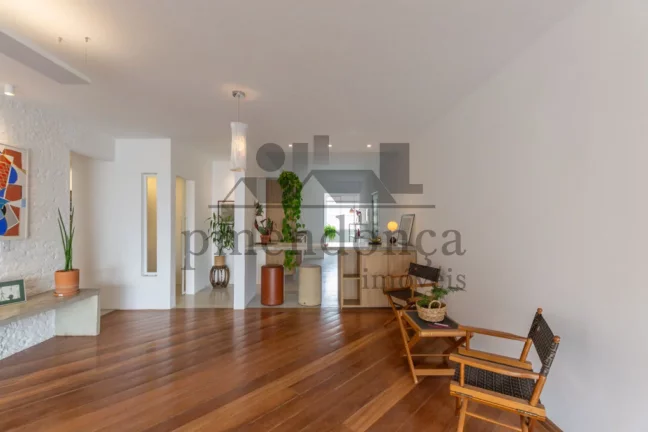 Imagem Apartamento com 181m² na Rua Itambé, 3 suítes e 2 vagas.