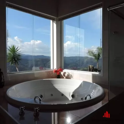 Imagem Linda Residência, com Vista Panorâmica em meio as Montanhas.
