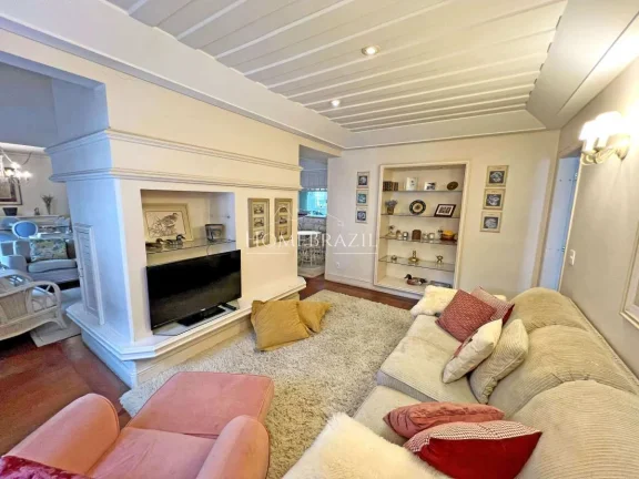 Imagem Apartamento duplex à venda a 400m do Capivari, Campos do Jordão, com 5 suítes, lareiras, calefação, hidromassagem e 2 vagas de garagem.