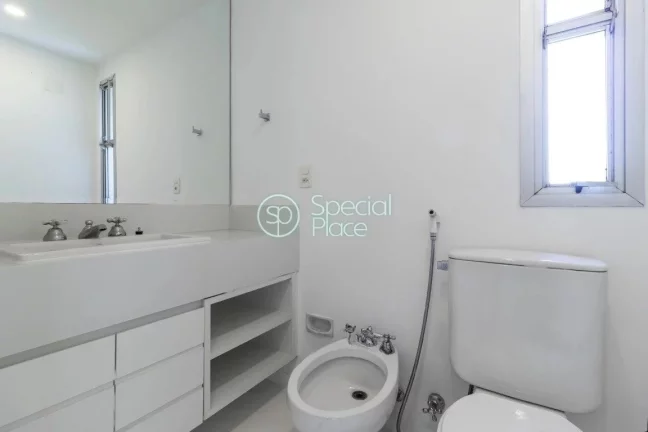Imagem Cobertura duplex com 192m² localizada em uma rua pequena e tranquila, próxima do Shopping Iguatemi...