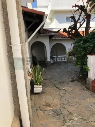 Imagem Luxuosa casa em obras de 5 quartos no Jardim Paulista, São Paulo-SP: 5 suites, 4 salas, 8 banheiros, 5 vagas e 750m² de área.