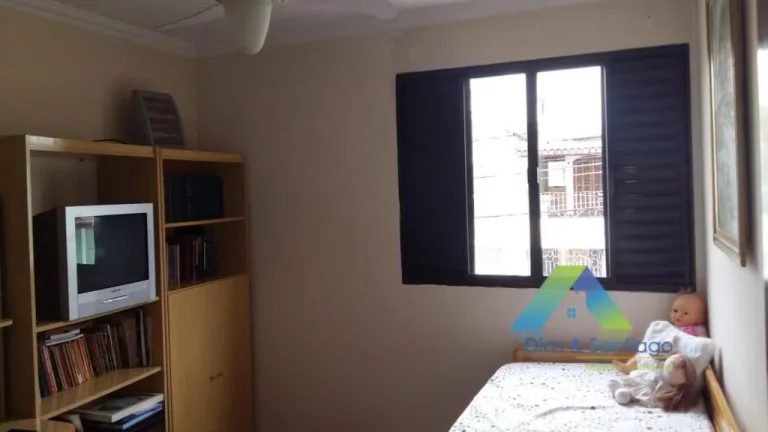 Imagem Lindo sobrado com 3 dormitórios, 4 vagas de garagem em bairro calmo e com amplo comercio nas proximidades, fácil acesso a principais avenidas.
