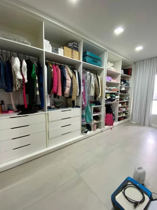 Imagem Casa mobiliada no Condomínio Caledônia com 4 suítes e 4 vagas de garagem em Camboriú-SC