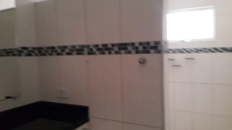 Imagem Casa com 02 vagas, sala ampla, cozinha com armários, área de serviço coberta, 03 dorm. e quintal ...
