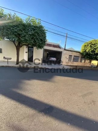Imagem Casa no centro com quintal amplo e varanda coberta