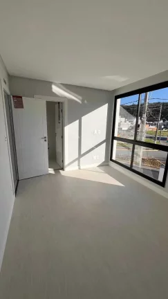 Imagem Sobrado Triplex com 4 suítes e 2 vagas de garagem em Camboriú