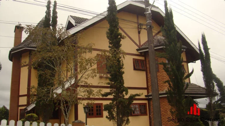 Imagem Casa com 04 Quartos à Venda, em Condomínio Fechado em Campos do Jordão SP.