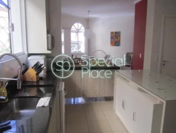 Imagem Casa em condomínio com 610m², reformadíssima, muito iluminada e clean. Amplo living para dois amb...