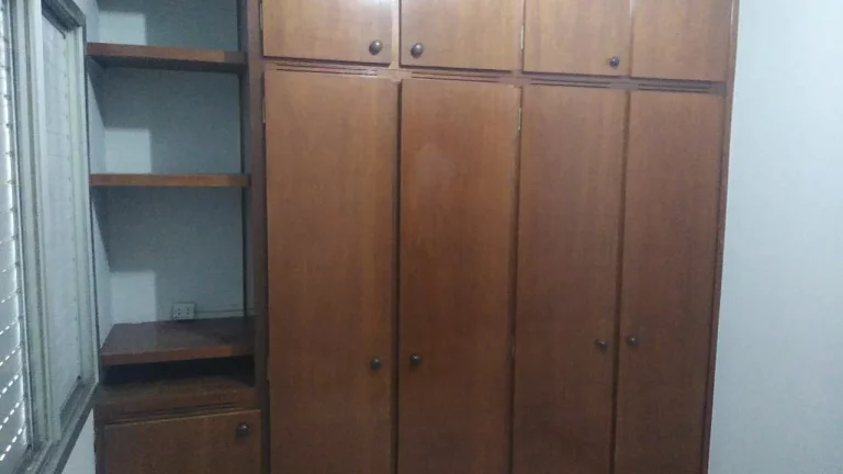 Imagem Apartamento amplo com sala dois ambientes, cozinha com armários, banheiro com box e gabinete, 3 qua...