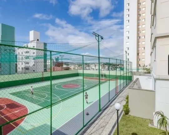 Imagem Amplo e iluminado apartamento com vista frontal para rua e piscina, que conta com sala de estar, sal...