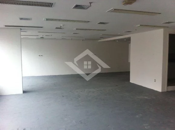 Imagem Sala Comercial de 107m² com 4 Vagas na Av. Rio Branco, Centro-
