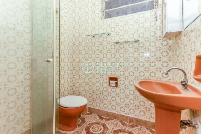 Imagem Apto amplo com pé direito alto e living rico em iluminação natural para 03 ambientes e lavabo. Po...