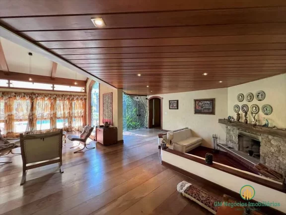 Imagem Linda casa com 5 suítes + apto hóspedes! Cond. Pq Silvino Pereira