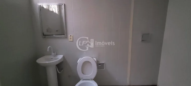 Imagem Casa Comercial para Locação no Bairro Amambaí em Campo Grande-MS: 6 Salas, 7 Banheiros, 20 Vagas de Garagem e 250m² de Área.