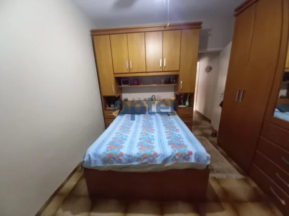 Imagem Casa Térrea com 178 m² de A.C. com 02 dormitórios, sala ampla, cozinha e 2 vagas de Garagens. Nos fundos 01 apartamento, e uma suíte na parte de cima