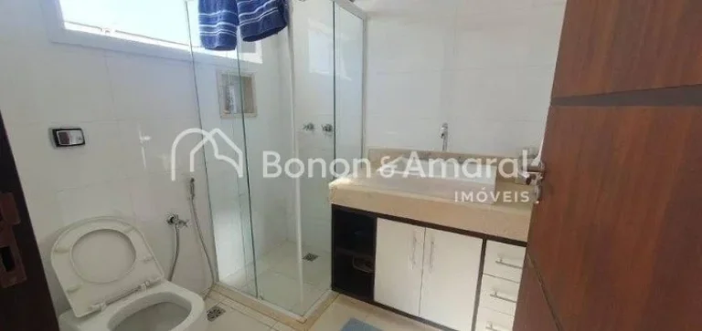 Imagem Lindo e confortável sobrado, com projeto moderno. A residência possui piso térreo com Hall de ent...