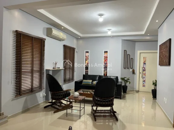 Imagem Sala com dois ambientes: jantar (com armários) e estar (com lareira a gás).
Sala de TV (com armár...