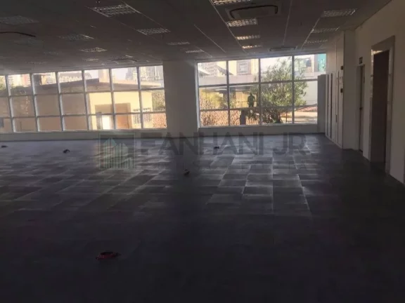 Imagem Venha se encantar com este imóvel de alto padrão, perfeito para sua empresa! Com uma fachada revestida em vidro sobre estrutura metálica, este prédio