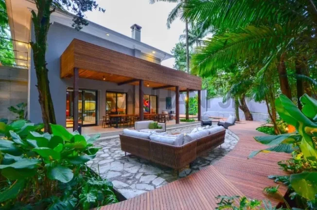 Imagem Luxuosa cas à venda no Jardim Europa: 4 quartos, 4 suítes, 5 salas, 6 banheiros, 8 vagas de garagem, 1.117,00m² de área. Venha conferir!