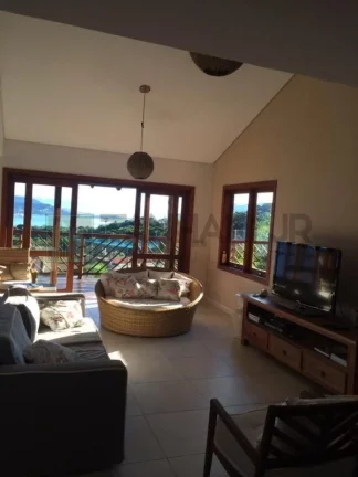 Imagem Venha se encantar com esta deslumbrante casa localizada no exclusivo Condomínio Yacamim, em Ilhabela, que oferece uma vista espetacular para o mar. E