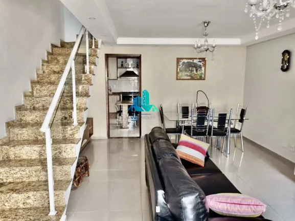 Imagem Sobrado em Condomínio com 3 Vagas — Espaço e Conforto para Sua Família!