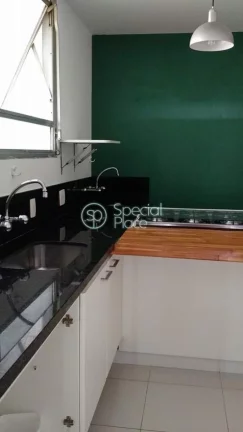 Imagem Ótimo apartamento com 144m², na Rua Urimonduba, Itaim Bibi. Living amplo com grandes janelas propo...