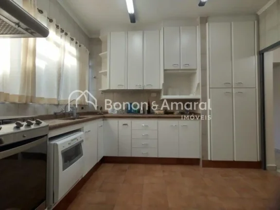 Imagem Excelente casa arejada, com uma espaçosa sala de TV integrada à sala de jantar, cozinha com armár...