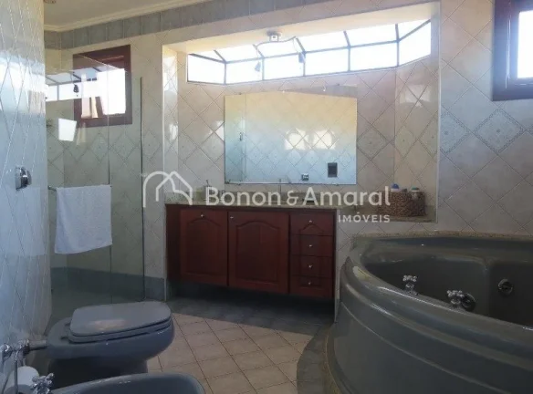 Imagem Linda residência em condomínio fechado de alto padrão, com ambientes amplos e aconchegantes. O im...