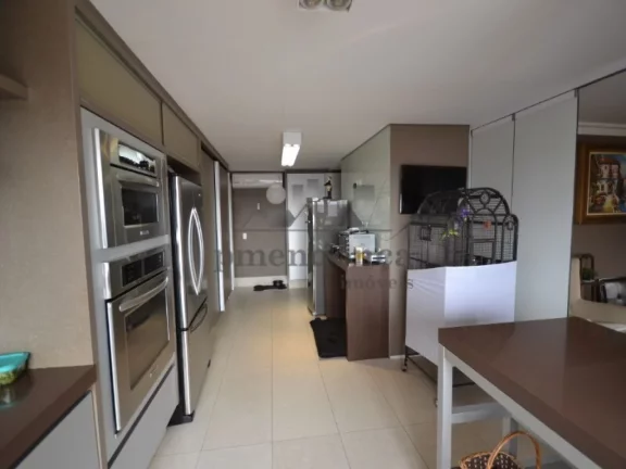 Imagem Magnífica cobertura em excelente localização!! Finamente decorada. No piso superior: cozinha amer...