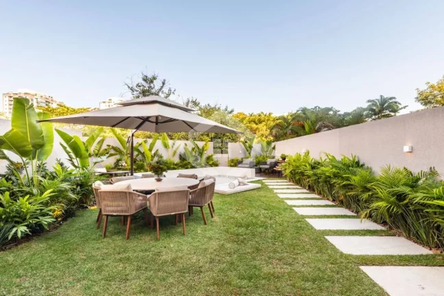 Imagem Casa Triplex de 3 Quartos para Venda na Barra da Tijuca com 338 m²