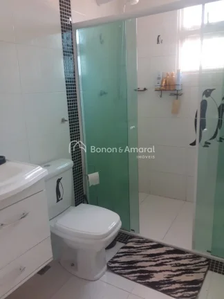 Imagem Casa ampla, arejada com bom acabamento. A residência de 5 andares possui 3 suítes sendo 1 suíte m...