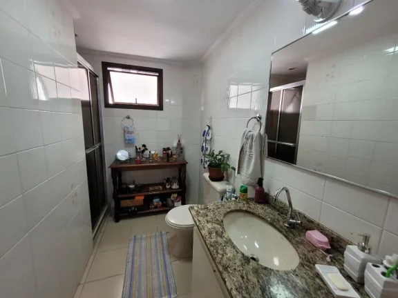 Imagem ASTÚRIAS – UMA QUADRA DA PRAIA, MARAVILHOSO APTO COM 124 M² ÚTEIS, 01 VAGA DE GARAGEM NO PRÉDIO, PISCINA E SALÃO DE JOGOS E FESTAS.