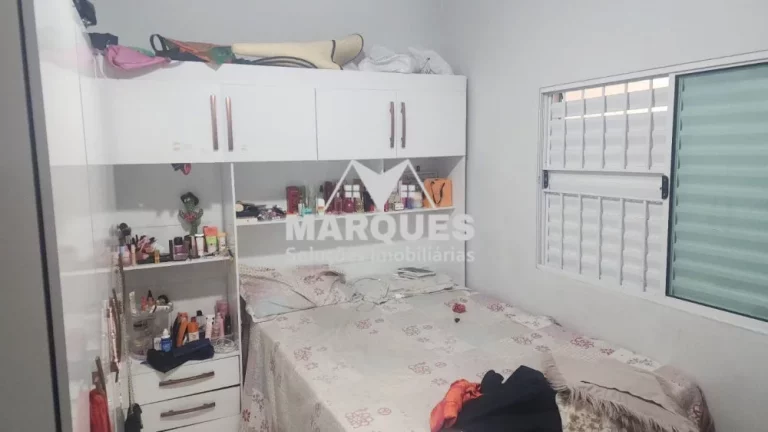 Imagem Casa terréa na rua principal do bairro