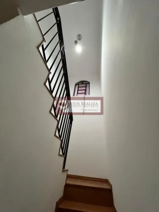 Imagem Alugo Oportunidade no em Interlagos região da cidade Dutra. Sobrado de 108m², imóvel com 2 Suítes, 1 com varanda, Cozinha ampla, Sala de estar, Sala de Jantar, Lavabo, Churrasqueira com cobertura Tetratil Zetaflex, quintal, 2 vagas de garagem cobertas com