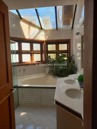 Imagem Encante-se com esta belíssima casa que oferece 4 suítes, incluindo uma suíte master com hidro e d...