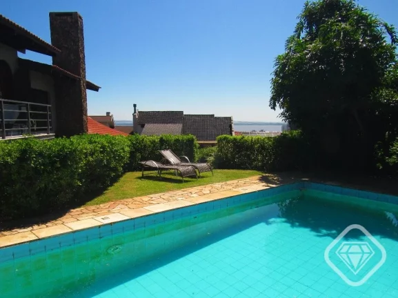 Imagem Casa de luxo em condomínio, 4 dormitórios, suíte máster, dois terrenos, ampla área verde e pisc...