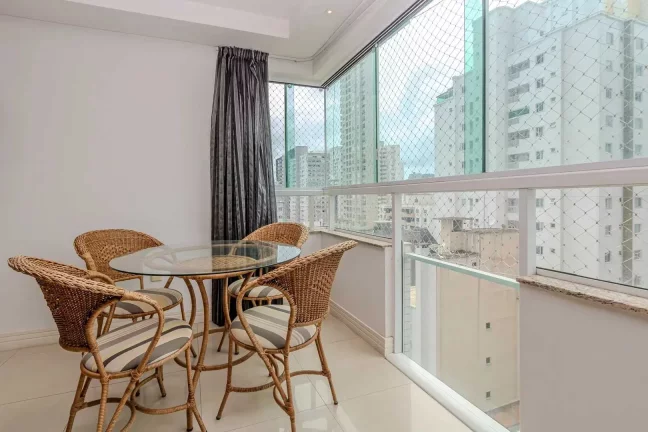 Imagem Apartamento mobiliado de 3 suítes sendo 2 demi e 2 vagas de garagem no Centro de Balneário Camboriú