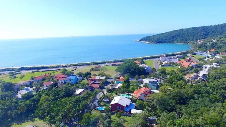 Imagem Casa 5 suítes e 3 vagas de garagem a 150m da beira-mar da Praia de Taquaras em Balneário Camboriú/SC