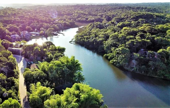 Terreno à venda no bairro Lagoa do Aruá em Mata de São João-BA, com 2025m² de área total.