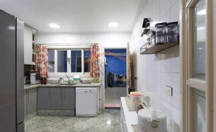 Imagem Sobrado mobiliado com 288 m² de área total. Possui 4 dormitórios, sendo 1 suíte, 3 banheiros. Am...