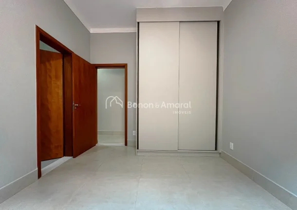 Imagem Maravilhosa casa térrea, acabamento de primeira, com 3 suítes todas com armários e ar condicionad...